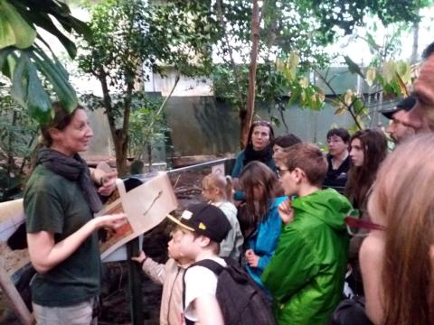 Venez à la rencontre d’un soigneur animalier. Venez à la rencontre d’un soigneur animalier.